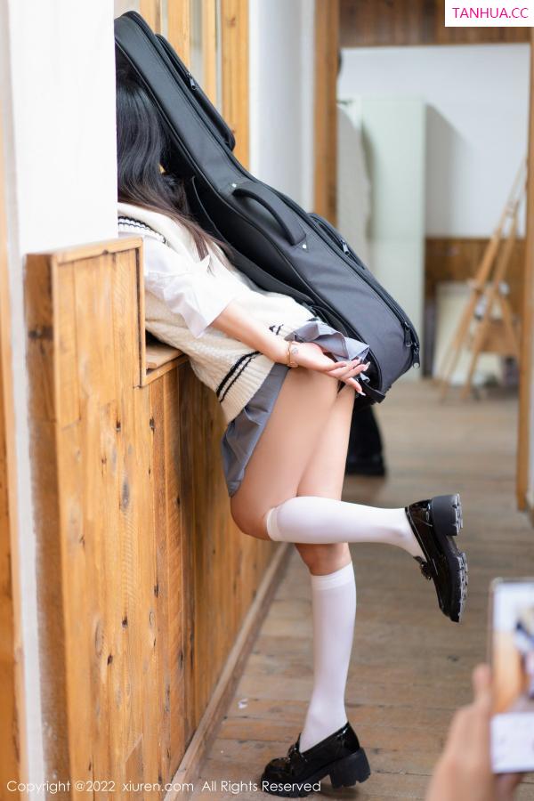 laura阿姣  [XiuRen]高清写真图 2022.12.08 No.5970 laura阿姣 短裙美腿第15张图片